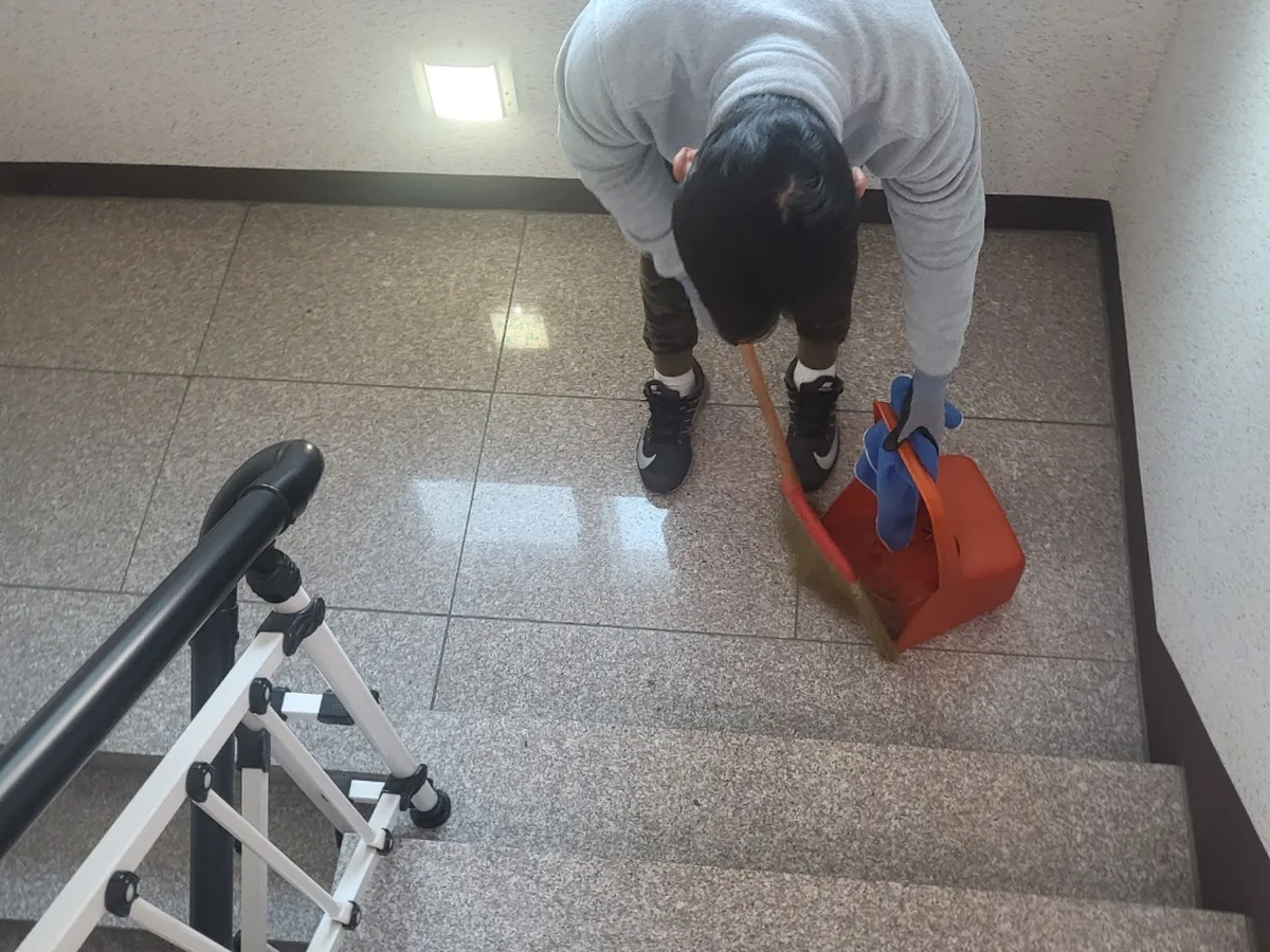 중구 동산동 건물 공동현관 장비 주변 정밀 위생청소 사례 - 행진크린