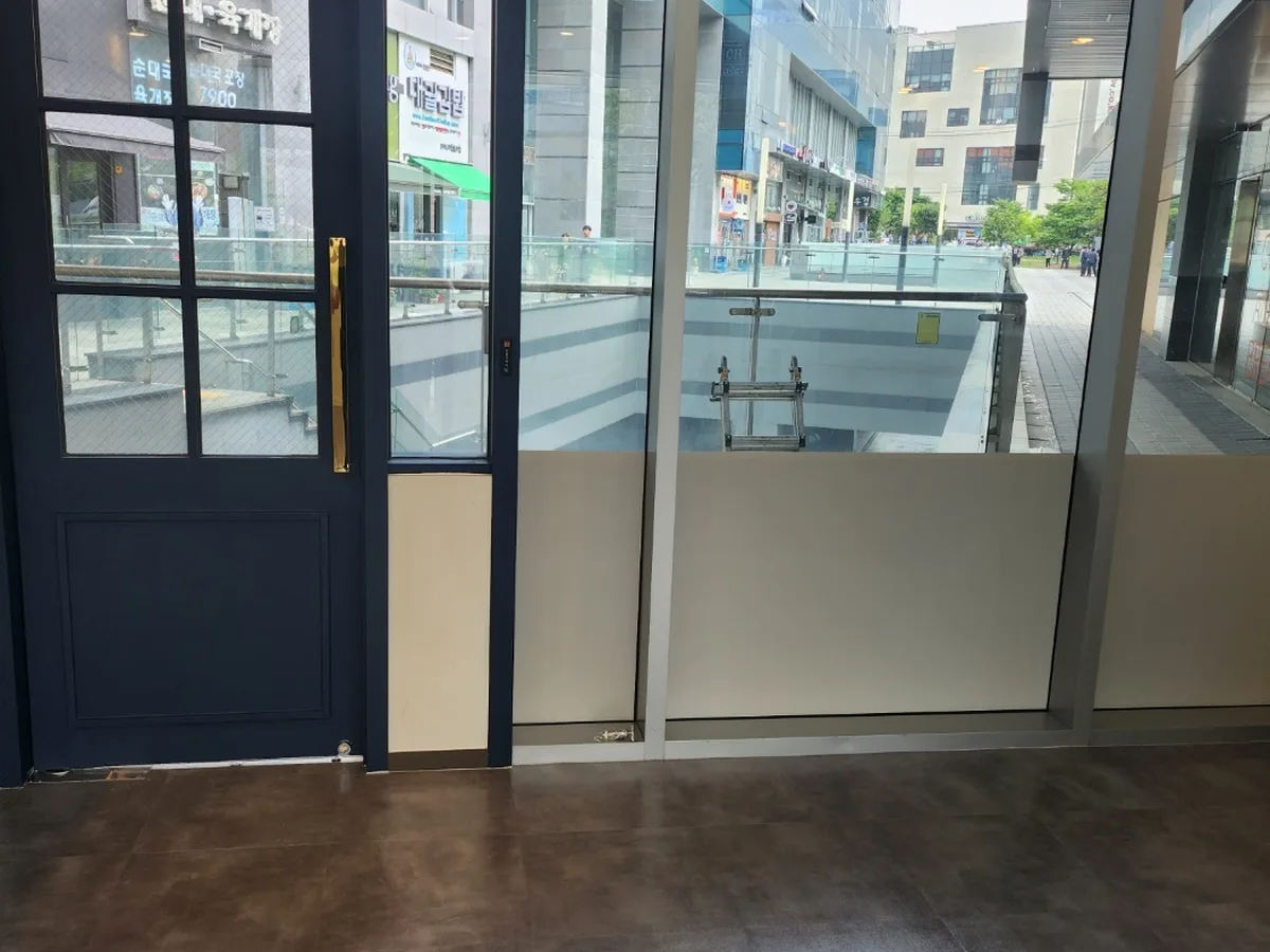 서구 원대동2가 현장 출입문·프레임 바닥 위생청소 사례 - 행진크린